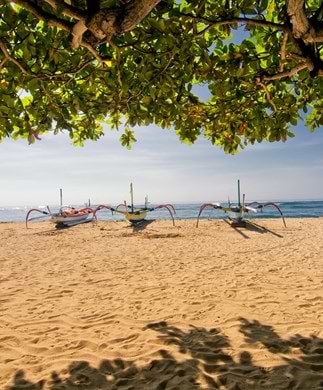 Både på stranden ved Sanur på Bali Både på stranden ved Sanur på Bali