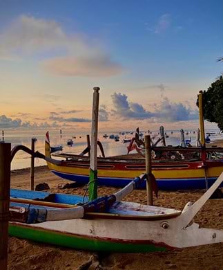 Udsigt over strand med både i solnedgang på Sanur, Bali Udsigt over strand med både i solnedgang på Sanur, Bali