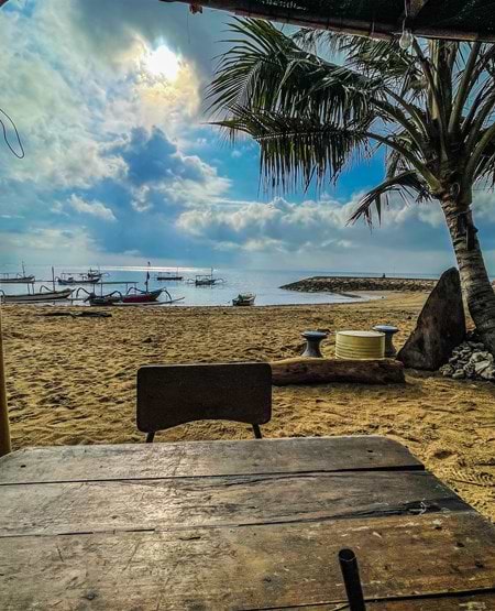 Bord og stol på stranden i solskin på Sanur, Bali Bord og stol på stranden i solskin på Sanur, Bali
