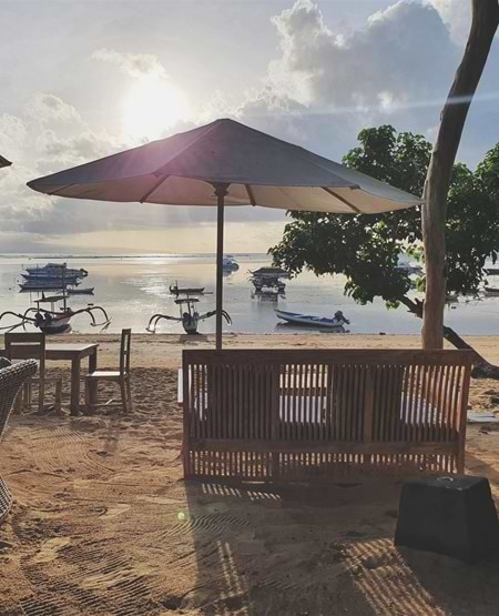 Restaurant og solskin på stranden på Bali Restaurant og solskin på stranden på Bali
