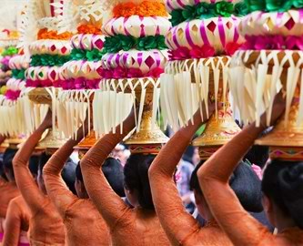 Kvinder som bærer kurv på hovedet til festival på Bali Kvinder som bærer kurv på hovedet til festival på Bali