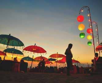 Lanterner der lyser på stranden en aften i Seminyak på Bali