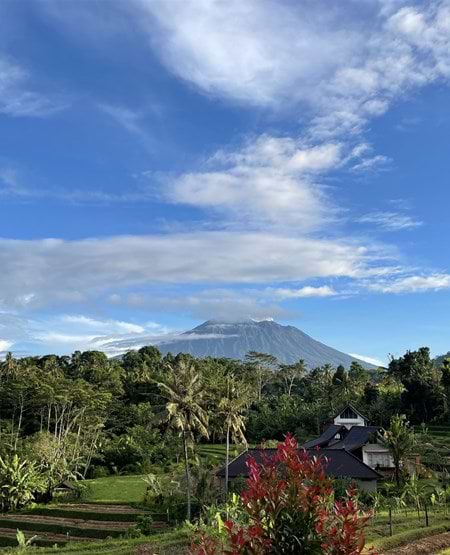 Udsigt over risterrasser og Mount Agung ved Sidemen på Bali Udsigt over risterrasser og Mount Agung ved Sidemen på Bali