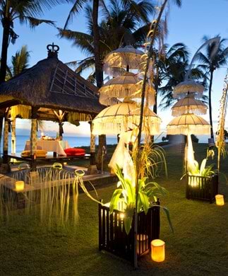 Candle-light Dinner på Bali Restaurant på stranden i Bali i solnedgang
