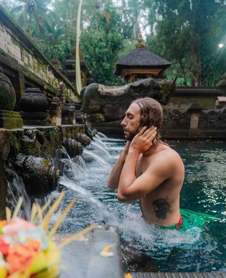 Ritual i frodige omgivelser og varmekilder ved Ubud på Bali Ritual i frodige omgivelser og varmekilder ved Ubud på Bali