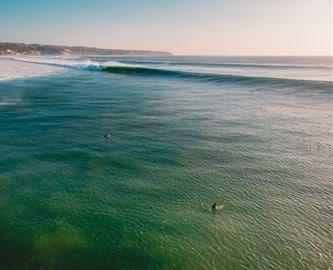 Surfere på havet ved Uluwatu på Bali Surfere på havet ved Uluwatu på Bali