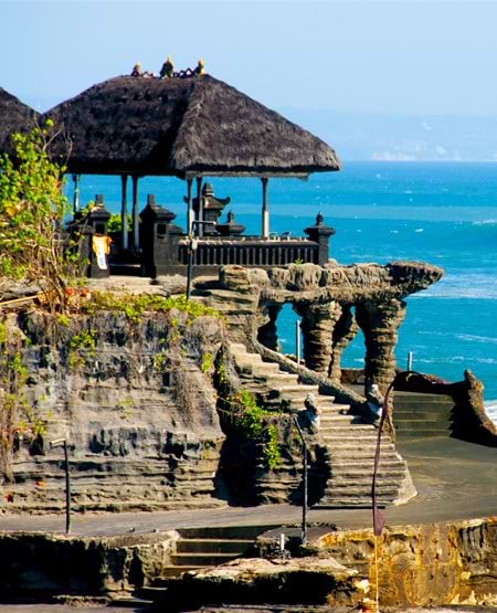 Udsigt over havet og Uluwatu templet på Bali Udsigt over havet og Uluwatu templet på Bali