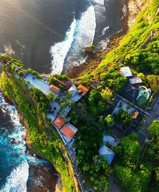 Kysten ved Uluwatu og templet på Bali Kysten ved Uluwatu og templet på Bali