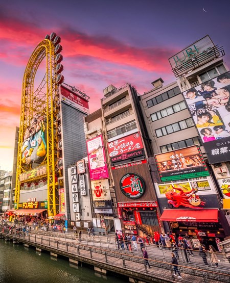 Lysende bygninger i Osaka I Japan