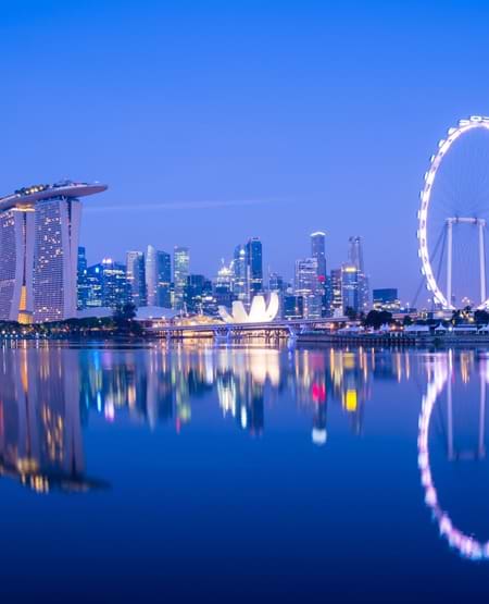 Singapore skyline i aftenbelysning Singapore skyline i aftenbelysning