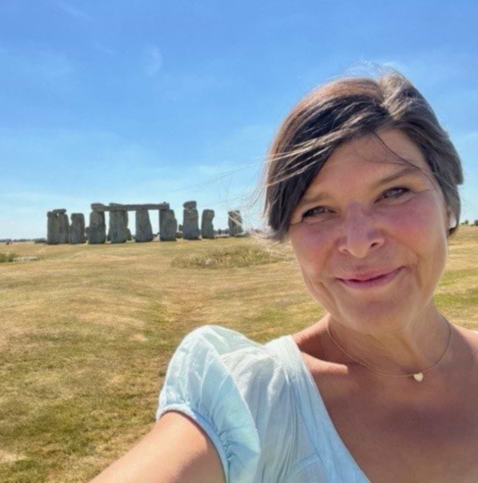 Rejseleder Monica C. Madsen foran Stonehenge Rejseleder Monica C. Madsen foran Stonehenge