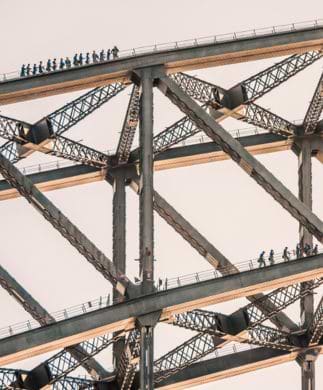 Mennesker på BridgeWalk på Sydney Harbour Bridge