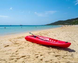 Rød kajak på stranden ved Tangalooma Beach, Moreton Island