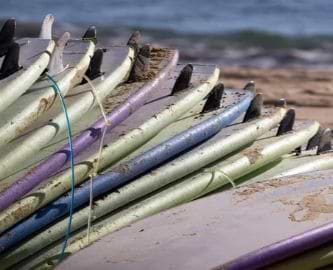 Surfboards på strand klar til surflektion på bølgerne