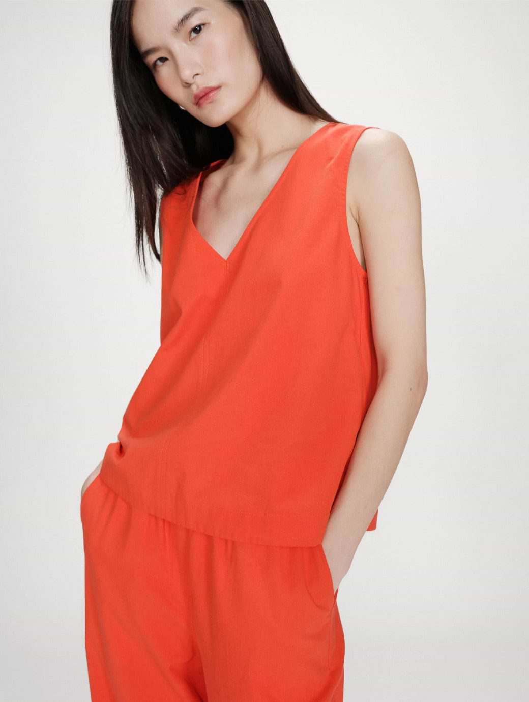 Grace & Mila Women's Vagabond Sleeveless V-neck Top Red