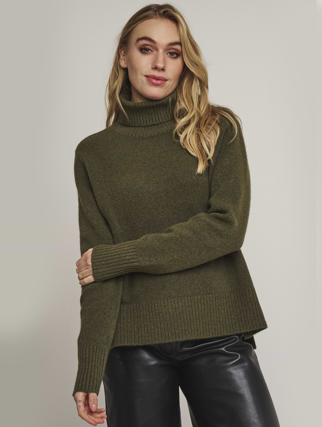 Hunter green turtleneck sweater discount