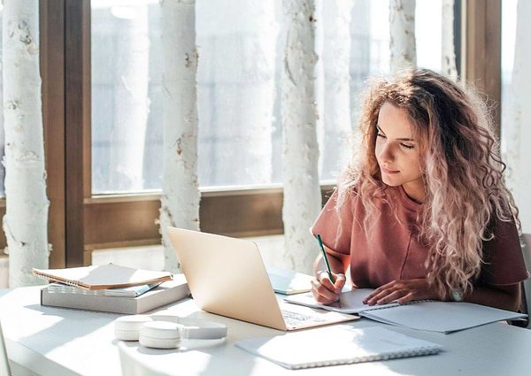 Quelles huiles essentielles pour rester concentré et booster sa mémoire ?