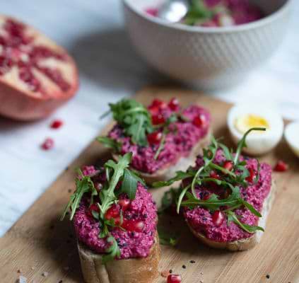 Roze hummus met biet