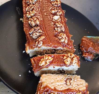 Cake végétal sans gluten aux noix et caramel de dattes
