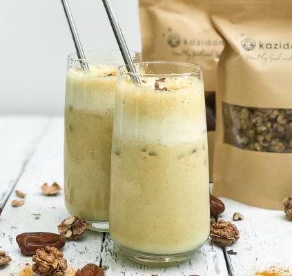 Mocktail au lait de soja, dattes, eau de rose & curcuma
