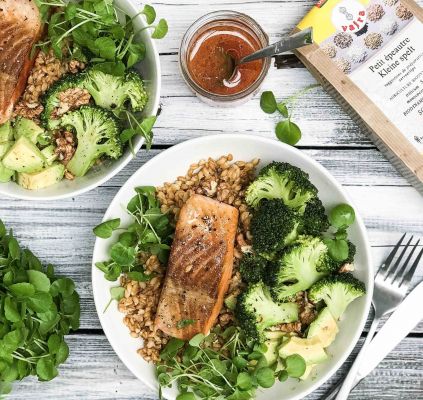 Bol de petit épeautre, saumon grillé et brocoli