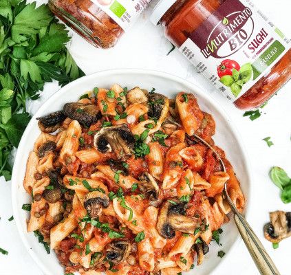 Pasta with tomato sauce, mushrooms, and lentils