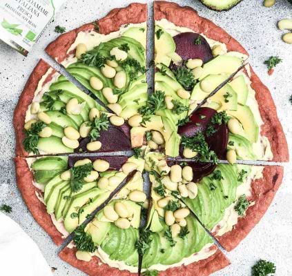 Pizza met avocado en edamame