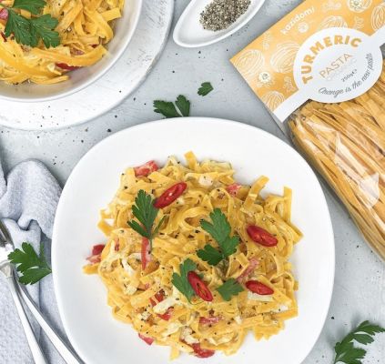 Tagliatelles au curcuma, poivrons, chou vert et kale crunchyimage