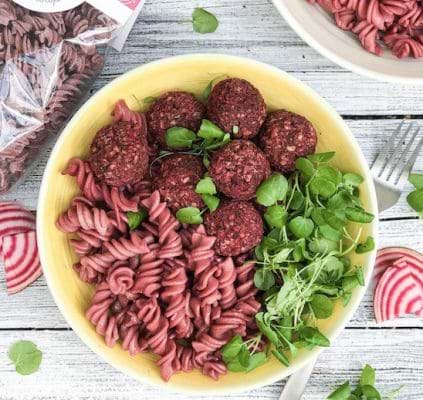 Pink plate : fusilli de betterave et boulettes végétales