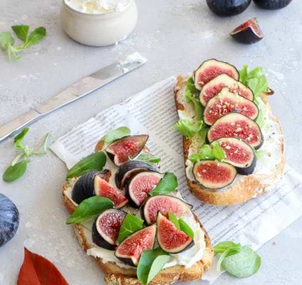 Toasts met vijgen en verse kaasimage