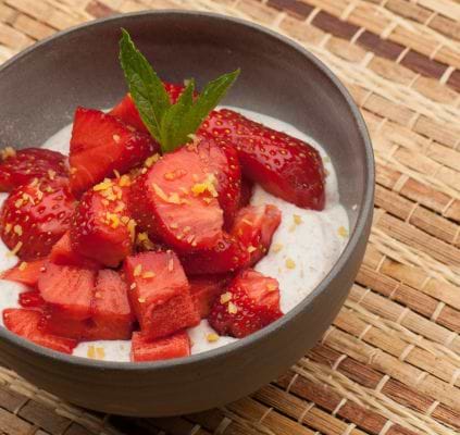 Crème de noix de cajou germées à la vanille, miel cru, citron et fraises