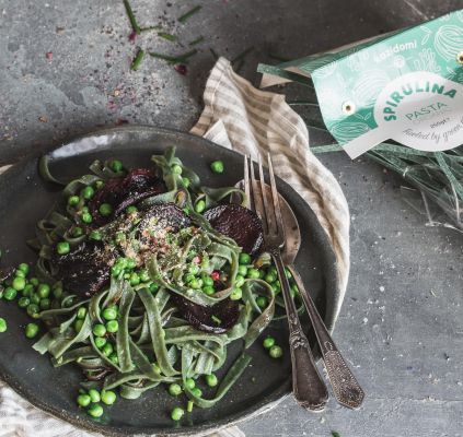 Tagliatelles à la spiruline, aux petits pois et à la betterave