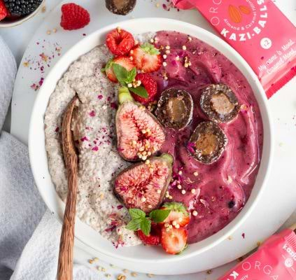 Chia pudding bowl en nicecream met rode vruchten