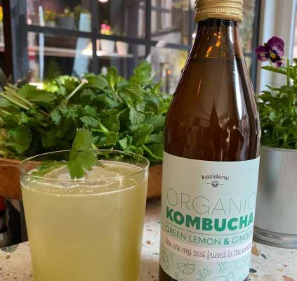 Bio kombucha limoen-gember cocktail met vodkaimage