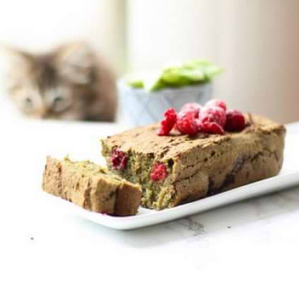 Banana bread au thé matcha et aux framboises