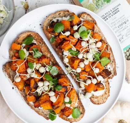 Butternut en gekiemde erwten toasts