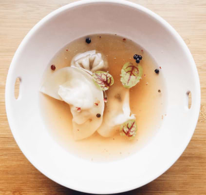 Faux Gras raviolis in hun bloemrijke thee bouillonimage