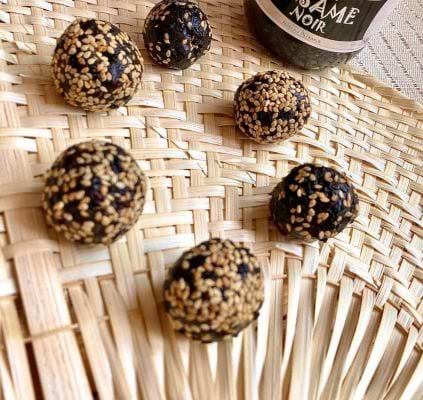 Energy ball à la purée de sésame noir