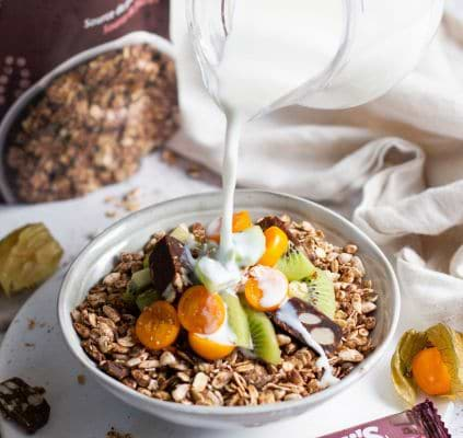 Granola Bowl met kiwi, physalis en insecten