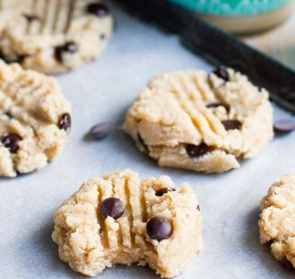 Cookies met rauwe amandelboter