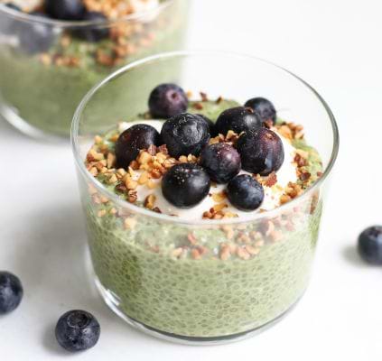 Chia pudding coco matcha noisettes et myrtilles (IG bas et anti-inflammatoire)