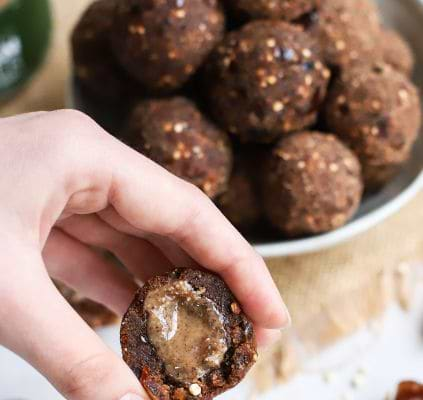 Energy balletjes met dadels, cacao en pecannotenpuree met vloeibaar hart