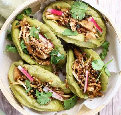 Glutenvrije en vegan Bao buns met matcha en pulled jackfruit