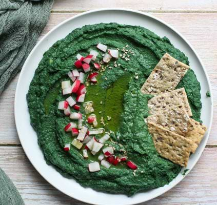 Hummus met spirulina en spliterwten