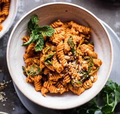 Koraallinzenpasta met kurkuma en zongedroogde tomaten