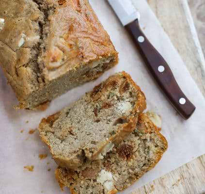 Cake salé à la farine de sarrasin, figues et romarin