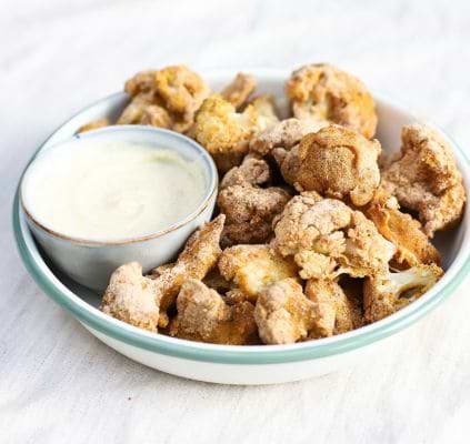 Bang Bang de chou-fleur à la farine de riz et dip au yaourt à la noix de coco
