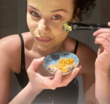 Masque peau éclatante à la poudre de curcuma