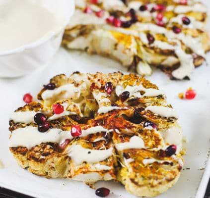 Chou-fleur grillé à la grenade et sauce Tahini (IG bas)