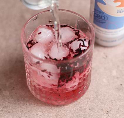 Mocktail à l'hibiscus et aux fleurs séchées